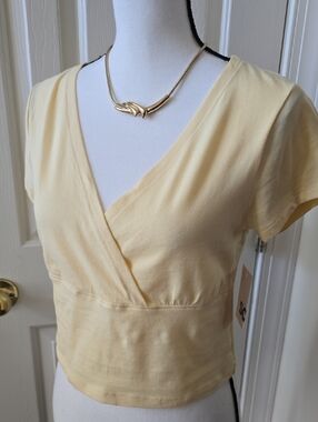 SO BRAND WOMENS JUNIOR SIZE YELLOW CROPPED WRAP TEE SIZE XL